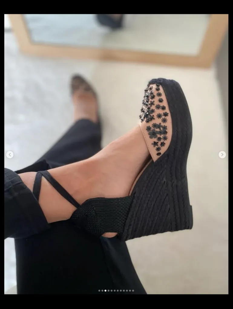 Alpargata cuña rafia negra con estrellas y flores Mauricio (CC)