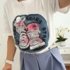 Camiseta blanca manga corta zapatillas rosas tipo parche (D40)