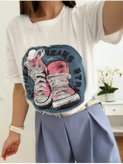Camiseta blanca manga corta zapatillas rosas tipo parche (D40)