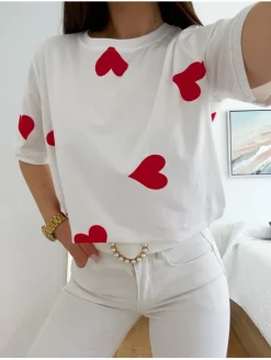 Camiseta blanca manga corta corazones rojos (V36)