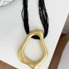 Collar cordón piel negra figura dorada