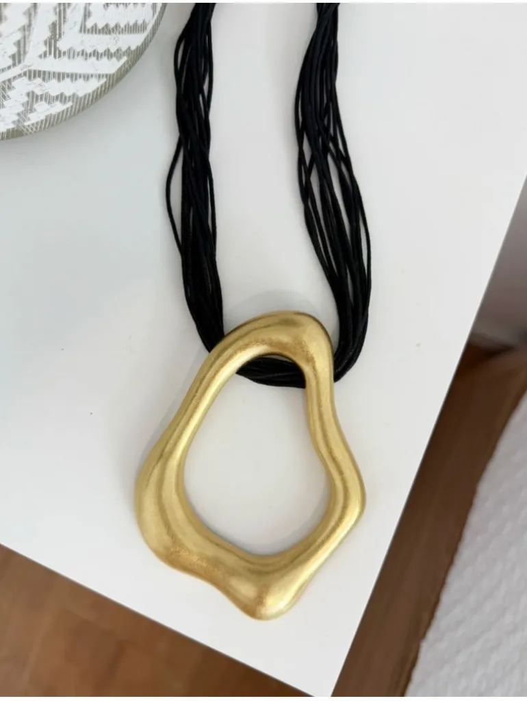 Collar cordón piel negra figura dorada