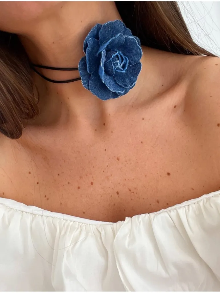 Collar tipo choker flor vaquera