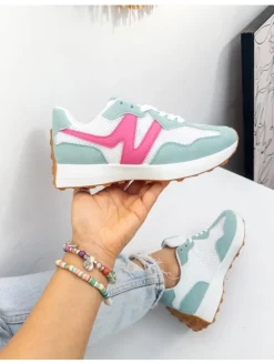 Zapatilla blanca detalles AZUL/ROSA Nirvana